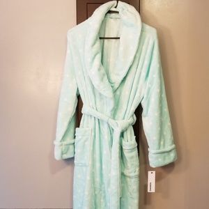 NWT Sonoma Aqua fuzy warm bath robe. Size Med